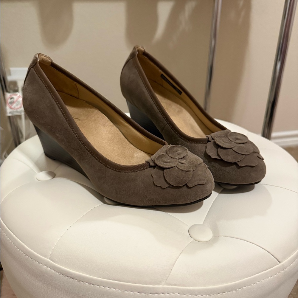 Vionic Taupe Wedge Shoes with Floral Accent